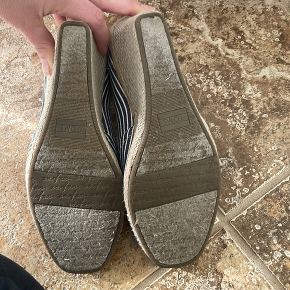 Tom’s blue and white striped wedges 8.5 - Picture 5 of 5